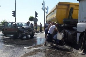Zonguldak'ta kamyonetle TIR &ccedil;arpıştı: 2 yaralı