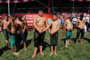 Kırkpınar'da 71 kilo ağır olan rakibine yenildi