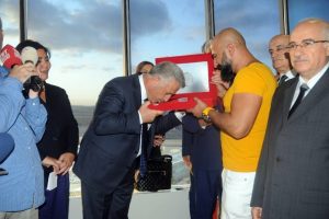 Bakan Arslan'dan kule &ccedil;alışanlarına s&uuml;rpriz ziyaret