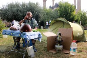Kırkpınar sevdalıları geceyi Selimiye'nin avlusunda ge&ccedil;irdi