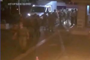 Darbecilerin TRT Radyo binasını işgal etme anı kamerada
