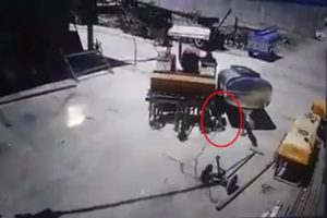Tamir ettiği trakt&ouml;r&uuml;n altında kaldı
