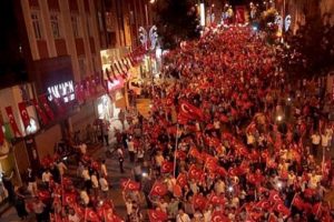 Halk d&uuml;n gece de meydanlardaydı