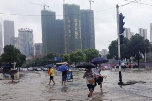 &Ccedil;in'de şiddetli yağışlar hayatı fel&ccedil; etti: 8 &ouml;l&uuml;