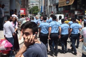 Seyyar satıcılarla zabıtalar birbirine girdi!