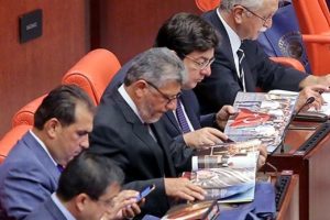 Vekillere 15 Temmuz'a &ouml;zel alb&uuml;m hediye edildi