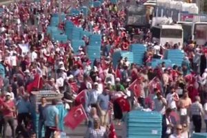 Binlerce kişi Şehitler K&ouml;pr&uuml;s&uuml;'ne gidiyor