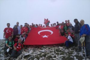 Bursa'da Uludağ'ın zirvesinde T&uuml;rk bayrağı a&ccedil;tılar