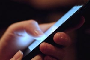 Cep telefonlarındaki mavi ışık k&ouml;r ediyor