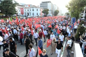 Bursa'da on binler bayrak y&uuml;r&uuml;y&uuml;ş&uuml;nde buluştu