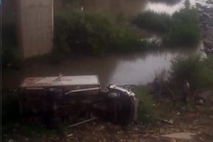 Kamyon k&ouml;pr&uuml;den u&ccedil;tu: 1 &ouml;l&uuml;, 1 yaralı