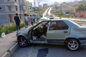 Kaza yapıp ka&ccedil;arken yine kaza yapıp yaralandı
