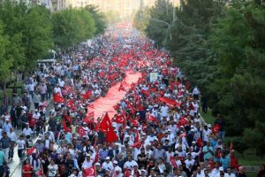 250 metrelik T&uuml;rk bayrağıyla y&uuml;r&uuml;d&uuml;ler