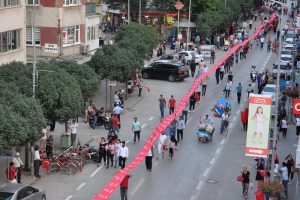 Bursa İnegöl'de 249 metre uzunluğundaki bayrakla milli yürüyüş