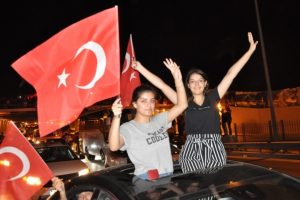 İzmirliler sokağa döküldü