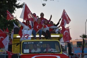 Bursa'da 15 Temmuza kamyonu ile adını yazdıran hanım unutulmadı