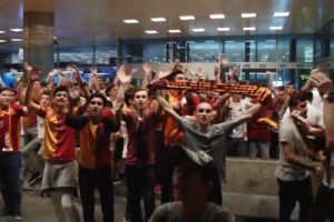 Atatürk Havaalanı'nda Galatasaray yönetimine protesto