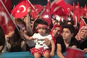 TBMM &ouml;n&uuml;nde vatandaşlar toplanmaya başladı