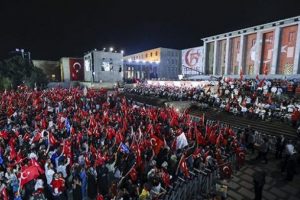Binlerce vatandaş Erdoğan'ı bekliyor