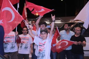 Atatürk Havalimanında demokrasi nöbeti