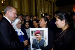 Cumhurbaşkanı Erdoğan, Ömer Halisdemir'in eşi ve kızıyla buluştu