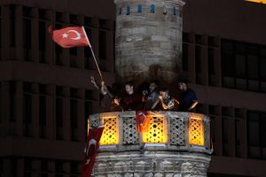 İzmirliler minareye çıkarak selaya eşlik etti