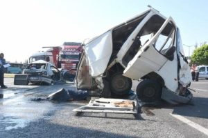 Kavşakta kamyon dehşeti: 1 ölü, 5 yaralı