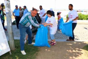 Yalova Belediye Başkanı, Suriyelilerle çöp topladı