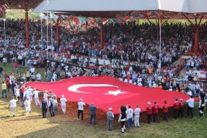 Kırkpınar'da dev Türk bayrağı şehitler için açıldı