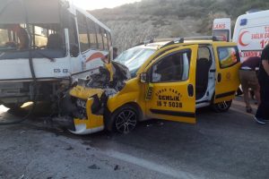 Bursa'da ticari taksi otobüsle çarpıştı: 6 yaralı
