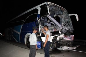 Bursa plakalı otob&uuml;s kamyona &ccedil;arptı: 1 &ouml;l&uuml;, 24 yaralı