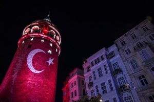 Türk bayrağı yansıtılan Galata Kulesi büyüledi