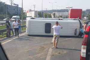Bursa'da yolcu minibüsü yan yattı: 4 yaralı
