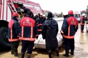Mahsur kalan vatandaşlar botlarla kurtarıyor