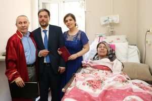 Annesi i&ccedil;in nikahını hastane odasında kıydırdı