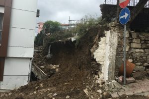 Aşırı yağışa dayanamayan istinat duvarı &ccedil;&ouml;kt&uuml;