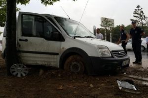 Polis otomobili kaza yaptı: 2 yaralı