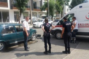 Kaza sonrası sağlık g&ouml;revlilerini darp ettiler