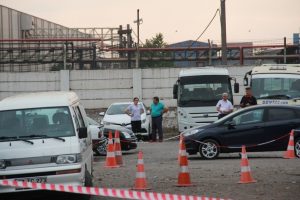 Otomobildeki bomba d&uuml;zeneği polisi alarma ge&ccedil;irdi