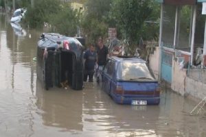 Silivri'de sular &ccedil;ekiliyor, geriye &ccedil;amur kalıyor