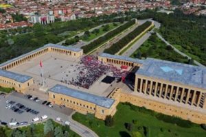 Anıtkabir iddialarına yanıt: "Aklımızı peynir ekmekle mi yedik"