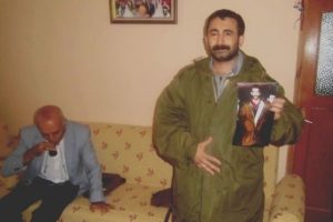 Gezi Direnişi'nde gaz fişeğiyle sağ g&ouml;z&uuml;n&uuml; kaybeden Erdal Sarıkaya'ya posta oyunu