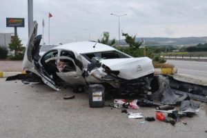 Bursa'da hurdaya d&ouml;nen otomobilden sağ kurtuldu