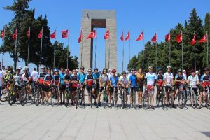 15 Temmuz şehitleri i&ccedil;in bin 600 kilometre pedal &ccedil;evirdiler