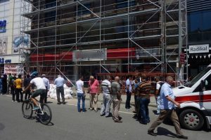 Suriyeli iş&ccedil;iler boşluğa d&uuml;şt&uuml;: 1 &ouml;l&uuml;, 1 yaralı