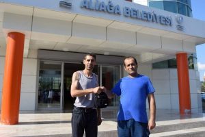 Temizlik iş&ccedil;isi para dolu &ccedil;antayı sahibine ulaştırdı
