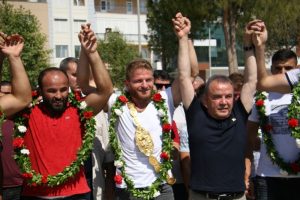 Başpehlivan İsmail Balaban'a g&ouml;rkemli karşılama