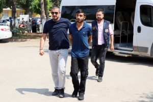 S&ouml;zde bildiriyi okuyan ter&ouml;r &ouml;rg&uuml;t&uuml; &uuml;yeleri tutuklandı