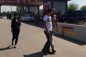 'Hero' tiş&ouml;rt&uuml; giyenlere bir g&ouml;zaltı bir tutuklama!