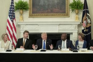 Trump Cumhuriyet&ccedil;i senat&ouml;rleri ağırladı